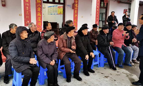 寒冬腊月送温暖 合兴情意暖人心